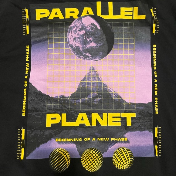 Comfy OVERSIZED Black Parallel Planet. Fits like a Mens S/M - Picture 2 of 4